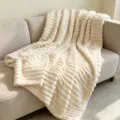 Gemütliche cremeweiße Fleecedecke auf Couch - Milchweiß / 70*100CM