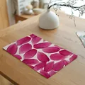 Detail van linnen placemat met levendig roze bloemblaadjesontwerp op een houten tafel - Rozerood Plantenblaadjes (7816-6)