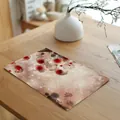 Detailweergave van een linnen placemat met rode bloemen- en plantenprints op houten tafel. - Rode Bes Droogbloem (7816-9)