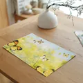Detailopname van linnen placemat met levendige gele vlinder en bloemenpatroon - Gele Vlinder Bloemen (7816-11)