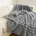 Luxuriöse graue Kuscheldecke aus Kunstkaninchenfell mit gestreifter Textur für Sofa - Hellgrau / 70*100CM