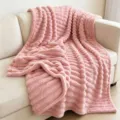 Luxuriöse weiche rosa Kaninchenfell-Sofadecke mit warmer und verdickter Milchsamtfaser Textur. - Altrosa