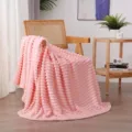 Weiche rosa Plüsch-Sofadecke mit strukturiertem Streifenmuster für gemütliche Wärme zu Hause - Rosa