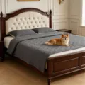 Protector de cama impermeable acolchado gris oscuro para mascotas en cama madera - 75x127cm / Gris oscuro