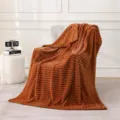 Weiche braune Plüschdecke aus Kaninchenfellimitat mit Rippstruktur für Sofa und Deko - Rostbraun