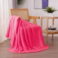 Weiche rosa Plüschdecke mit strukturierten Streifen für gemütliche Deko - Rosenrot