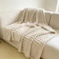 Luxuriöse dicke cremeweiße Plüsch-Kuscheldecke für das gemütliche Wohnzimmersofa - Khaki