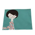 Tovaglietta in cotone e lino con illustrazione di donna in stile cartoon su sfondo blu - Donna In Abito A Pois Blu Ciano (7702-9) / 32*45cm