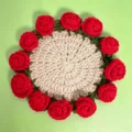Sottobicchiere a forma di rosa all'uncinetto rosso - Stile Rosa Rossa con Base Bianca (CD260615--6) / 11x11cm