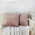 Zwei altrosa Samtkissenbezüge mit Chevron-Steppmuster für die Dekoration von Sofas - 2-Teiliges Set / Heather Pink