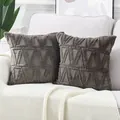 Federa per cuscino in peluche taupe con motivo geometrico a triangoli per il divano - Grigio scuro