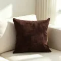 Elegante donkerbruine corduroy kussensloop op een minimalistische crème bank gepresenteerd - 50*30cm (Enkele Hoes Zonder Vulling) / Donker Koffie