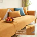 Gele waterdichte en vlekbestendige bankhoes beschermer op een moderne woonbank in huis - 50x70cm / Geel