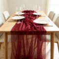 Eleganter burgunderroter Tischläufer aus Crinkle-Gaze für Hochzeits- und Partydekoration - Dunkles Weinrot
