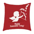 Detailopname van rode kussenhoes voor Valentijnsdag met Cupido- en hartprintje - Cupido Boogschieten Stijl (6709-10) / 45x45cm