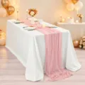 Roze boho tafelgaze loper van gekreukte stof voor een romantische bruiloft decor - Lichtroze