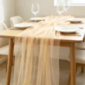 Eleganter champagnerfarbener, faltiger, transparenter Tischläufer für Boho-Hochzeiten - Beige