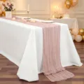Elegante tafelloper van kreukelgazen in oudroze voor bruiloftstafeldecoratie - Oudroze