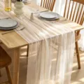 Eleganter elfenbeinfarbener Chiffon-Tischläufer mit zarter Crinkle-Struktur für Hochzeiten - Gebrochenes Weiß