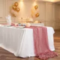 Roze boho gekreukte gazen tafelloper voor romantische bruiloft tafeldecoratie - Oudroze