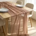 Eleganter altrosa plissierter Chiffon-Tischläufer für die böhmische Hochzeitsdeko - Kaffeebraun