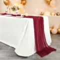 Elegante bordeauxrode kaasdoek tafelloper met bohemien kreukeltextuur voor bruiloften - Bordeauxrood