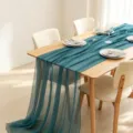 Blaugrüner böhmischer Tischläufer aus Crinkle-Gaze für elegante Hochzeitstischdeko - Aqua