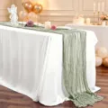 Saliegroene boho tafelloper van kaasdoek met gekreukte textuur voor feest- en bruiloftsdecoratie - Lichtgroen