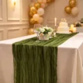 Elegante donkergroene kaasdoek tafelloper met boho gerimpelde textuur voor bruiloft - Legergroen