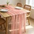 Eleganter rosa Tischläufer aus Chiffon mit feiner böhmischer Faltenstruktur aus Stoff - Rosa