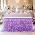 Elegante falda de mesa con volantes lavanda en un refinado entorno de banquete - Violeta