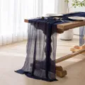 Dunkelblauer, transparenter Tischläufer aus Gaze für Boho-Hochzeiten - Marineblau