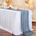Elegante stoffig blauwe gekreukte gaas tafelloper voor boho bruiloft en feestdecor - Blauwgrijs
