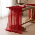 Eleganter roter Tischläufer aus Gaze mit rustikaler Crinkle-Textur für Hochzeiten. - Rot