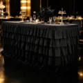Luxe zwarte gelaagde geplooide tafelrok voor een elegante feestelijke buffettafel - 183x78cm / Zwart