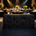 Elegante falda de mesa con volantes negra para decoración de bodas o banquetes de gala - Negro
