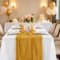 Elegante gele kaasdoek tafelloper voor bohemien bruiloft en feesttafel decoratie. - Goud
