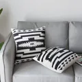 Fundas de cojín modernas con estampado geométrico en blanco y negro en sofá gris - 45x45cm / Estilo Geométrico Tribal en Blanco y Negro (YM3409065)