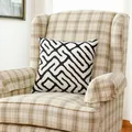 Funda de cojín moderna con patrón geométrico de laberinto negro y blanco en un sillón - 45x45cm / Estilo de Laberinto de Línea Gruesa (YM3409066)