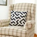 Funda de cojín geométrica negra moderna de lino de algodón sobre un sillón beige - 45x45cm / Estilo de Zigzag Abstracto (YM3409068)