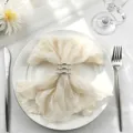 Elegante gebroken witte servet op wit bord voor bruiloft tafeldecoratie - 44x44cm / Beige