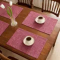 Set de table rose foncé texturé sur table en bois avec tasses - 1 Pièce/Paquet / Rose rouge