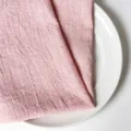 Rosa Stoffserviette aus Baumwolle mit Crinkle-Struktur und Overlock-Saum für Deko. - 32x32cm / Rosa