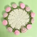 Sottobicchiere floreale all'uncinetto con rose rosa per decorazione tavola isolante - Stile Rosa Rosa con Base Bianca (CD260615--7) / 11x11cm