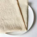 Naturbeige Serviette aus Slub-Baumwolle mit strukturierter, faltiger Gaze-Oberfläche - 32x32cm / Creme