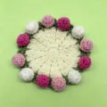 Sottobicchiere floreale fatto a mano all'uncinetto con fiori rosa e bianchi su verde - Stile Rosa Rosa e Bianca con Base Bianca (CD260615--8) / 11x11cm