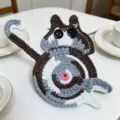 Handgefertigter Untersetzer in Katzenform, gehäkelt in Braun und Grau für den Tisch - Braun-Grau-Weiß Patchwork Katze Stil (CD260614--6)