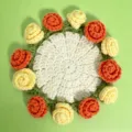 Sottobicchiere floreale fatto a mano all'uncinetto con rose arancioni e gialle per casa - Stile Rosa Arancione e Gialla con Base Bianca (CD260615---9) / 11x11cm