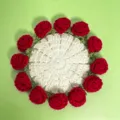 Sottobicchiere rotondo all'uncinetto con rose rosse e centro in maglia bianca - Stile Rosa Rosso Scuro con Base Bianca (CD260615---10) / 11x11cm