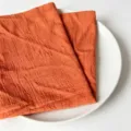 Premium Terrakotta-Servietten aus Slub-Baumwolle mit strukturierter Gaze für die Tischdeko - 32x32cm / Karamellbraun